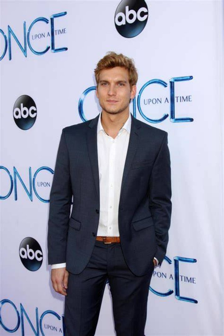 Scott Michael Foster and Elizabeth Lail Photos Photos Zimbio