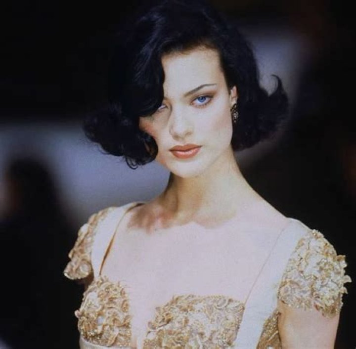 Shalom Harlow Ethnicity, Age, Wiki, Parents, Husband, Net Worth 2023 ·