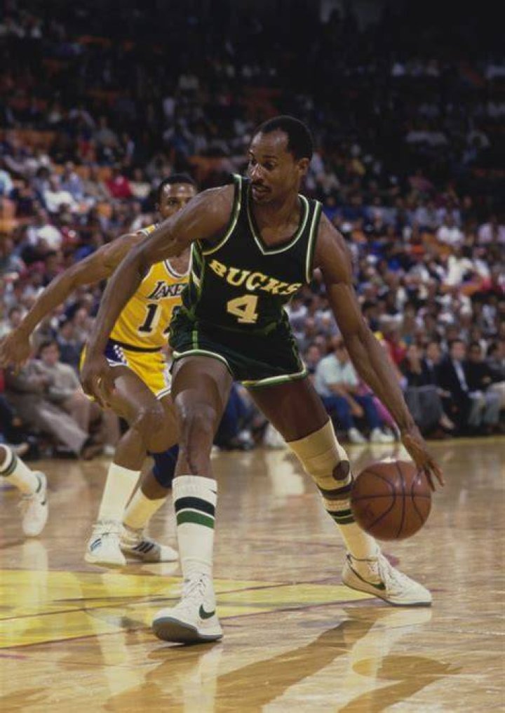 Sidney Moncrief Biography, Age, Height, Wife, Net Worth, Family ·