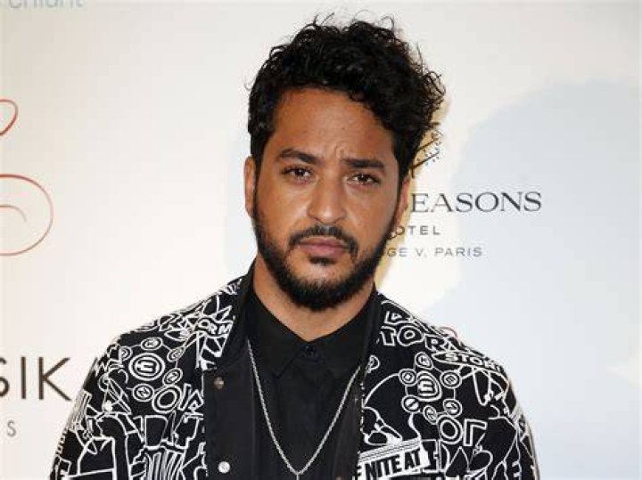 Slimane chante un extrait de son nouveau morceau, «Viens on s’aime