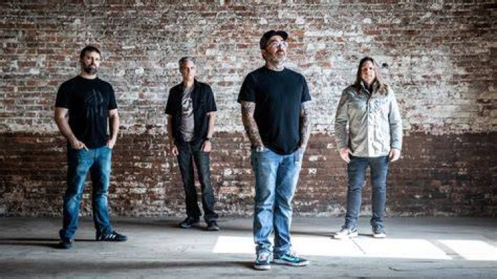 Staind's Aaron Lewis Goes Off on Heckler During Solo Show iHeart