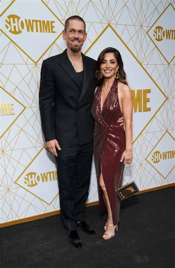 Steve Howey, &eacute;pouse Sarah Shahi finalise le divorce apr&egrave;s la s&eacute;paration