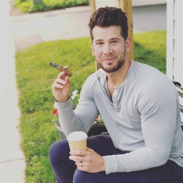 Steven Crowder: Wife, net worth, tattoos, smoking & body facts