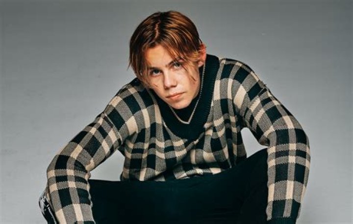 The Kid Laroi's net worth, age, girlfriend, full name, songs, height