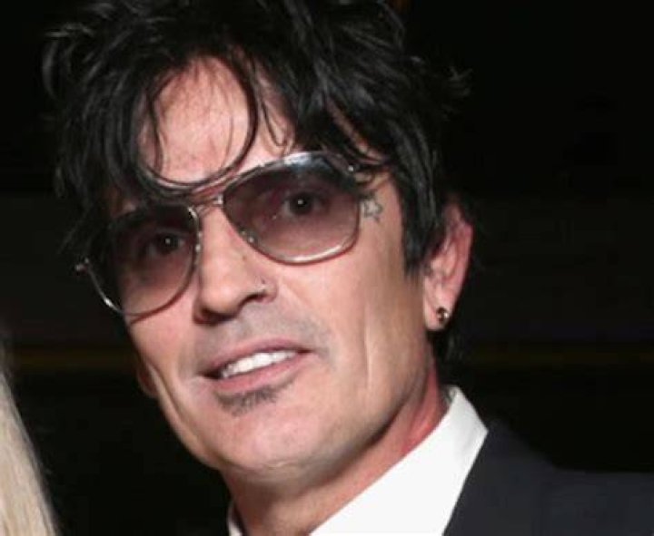 Tommy Lee revel&oacute; c&oacute;mo escond&iacute;an la droga cuando sal&iacute;an de gira con