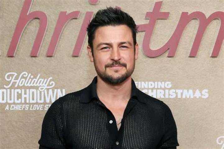 Tyler Hynes Wins Favorite Hallmark Channel Star of 2022