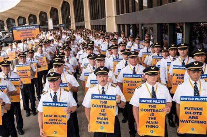 United Airlines pilots picket demanding wage increases as airlines