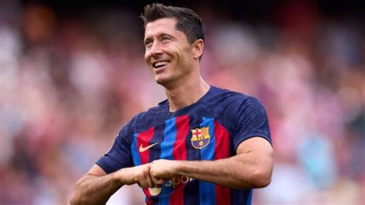 &Uuml;bergl&uuml;cklich Kicker Robert Lewandowski zeigt seine Familie