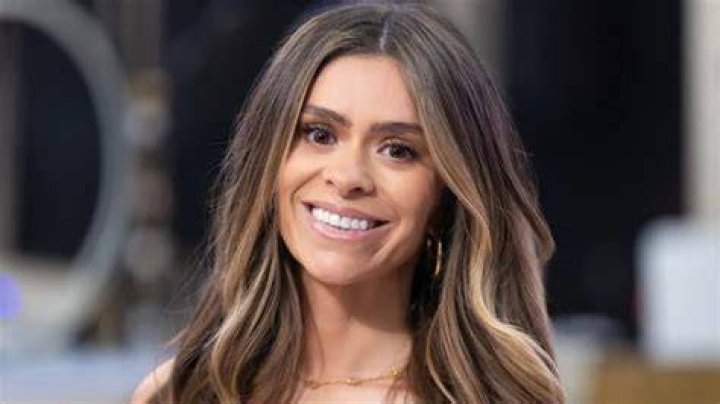 Victoria Paul cleared her relationship rumors claiming split with boyfriend Teddy Robb!