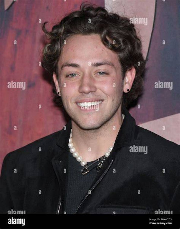 What is Ethan Cutkosky's Net Worth in 2022? Who is his girlfriend