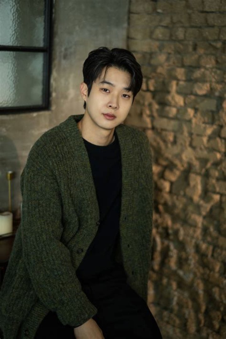 Who Is Choi Woo Shik ExGirlfriend? Parasite Actor Poses On Her Wedding