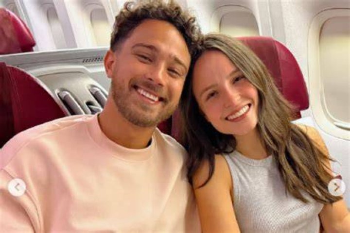 Who is Larissa Manoela Dating Now
