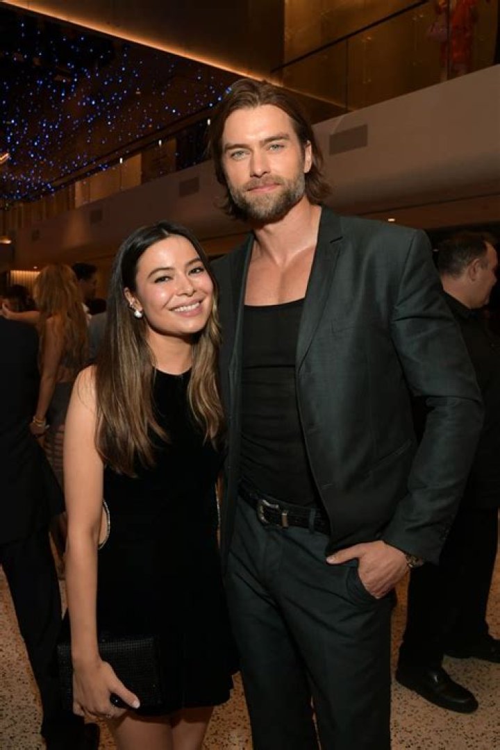 Who is Miranda Cosgrove dating? Miranda Cosgrove boyfriend, husband