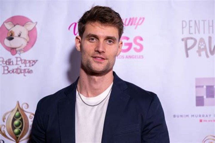 Why Vanderpump Rules Star Oliver&rsquo;s Wife Doesn&rsquo;t Blame Raquel for Divorce